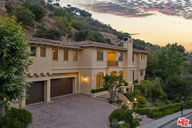3697 Benedict Canyon Lane, Sherman Oaks CA: https://media.crmls.org/mediaz/9d830fa7-f761-45d0-989c-ee2e8bf5a390.jpg