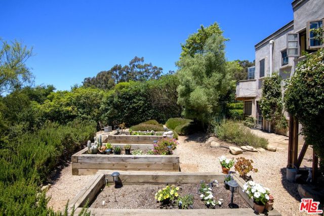 2899 Hidden Valley Lane, Montecito CA: https://media.crmls.org/mediaz/9d83ad0d-f978-4f7f-b9e7-70aebdce4be3.jpg