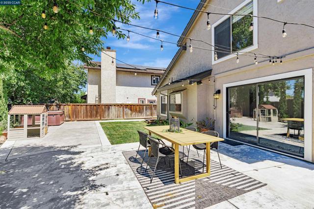 2329 Sweetwater Dr, Martinez CA: https://media.crmls.org/mediaz/9d841e93-82db-45d4-9e91-f4247bee0fb8.jpg