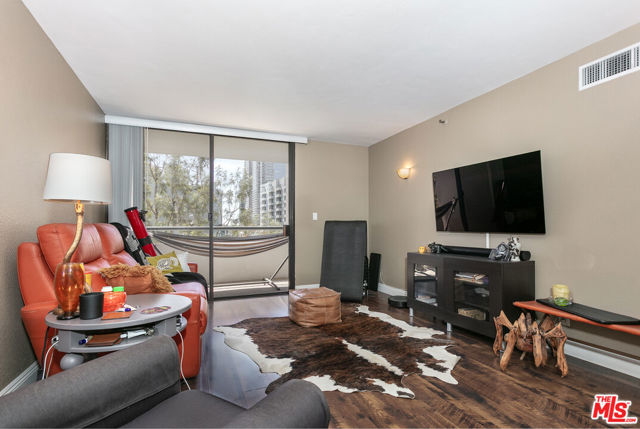 600 W 9th Street, Los Angeles CA: https://media.crmls.org/mediaz/9d84d4ad-4074-4a99-a2e2-f805bd38b94d.jpg