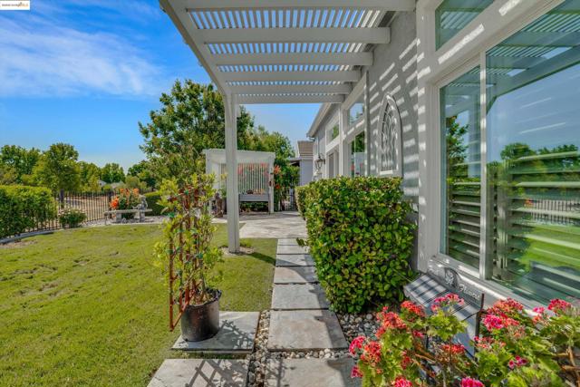 540 Central Park Pl, Brentwood CA: https://media.crmls.org/mediaz/9d8504dc-07a5-4e24-a83d-2344f3193d48.jpg