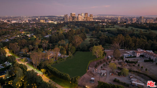 150 S Carolwood Drive, Los Angeles CA: https://media.crmls.org/mediaz/9d85565a-2c5a-4aed-a406-d0a948897bcb.jpg