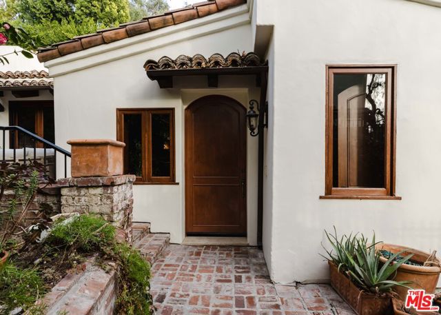 9301 Cherokee Lane, Beverly Hills CA: https://media.crmls.org/mediaz/9d8653a0-ca2c-42cf-82bd-e8d268aefb35.jpg