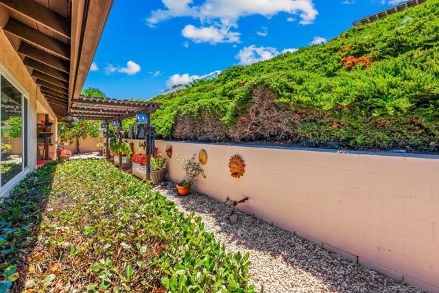 1261 La Mirada Ave, Escondido CA: https://media.crmls.org/mediaz/9d86c6f6-f22e-4e19-9d65-c7d880875be2.jpg