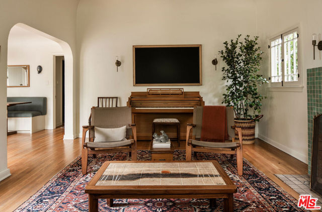 3512 Madera Avenue, Los Angeles CA: https://media.crmls.org/mediaz/9d8733aa-be03-4f6c-87ff-3edde4b35886.jpg