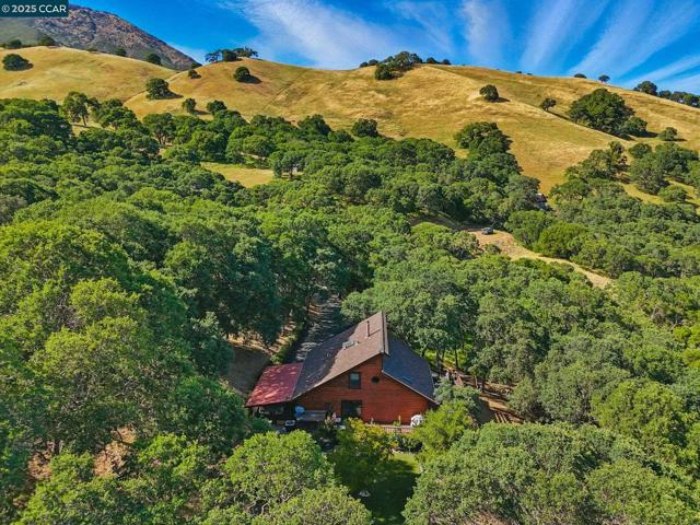 2000 Curry Canyon Rd, Clayton CA: https://media.crmls.org/mediaz/9d87ed45-3835-47b1-9d58-e6c7ee98c393.jpg