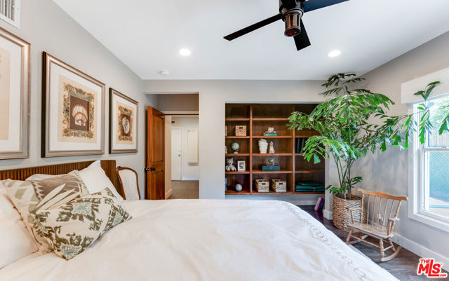 1009 Jeannette Avenue, Thousand Oaks CA: https://media.crmls.org/mediaz/9d88fd37-66da-4384-b4a2-feeb11b3e2da.jpg