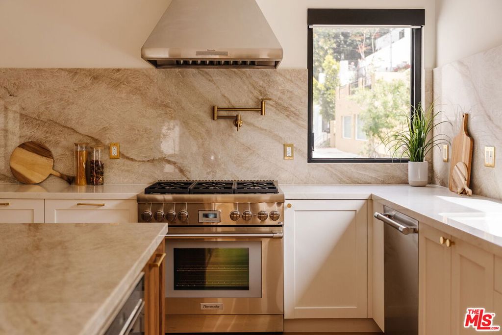 https://media.crmls.org/mediaz/9d89a801-2f00-451a-86c0-e998b0afcf3d.jpg?preset=X-Large