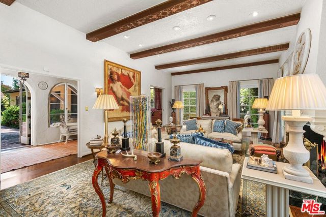 434 S Muirfield Road, Los Angeles CA: https://media.crmls.org/mediaz/9d8afdf7-d15b-4bf1-b94a-144d6f4af80c.jpg
