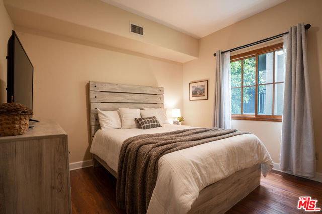 1331 N Sycamore Avenue, Los Angeles CA: https://media.crmls.org/mediaz/9d8b14f6-6ba8-4050-b704-4bc85f40c483.jpg