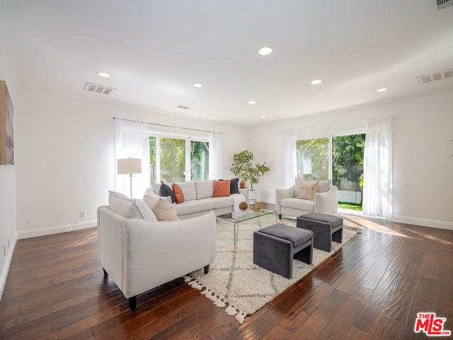 5417 Allott Avenue, Sherman Oaks CA: https://media.crmls.org/mediaz/9d8b9373-81d3-4c29-9782-257009b60570.jpg