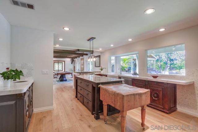 10616 Falcon Rim Pt, San Diego CA: https://media.crmls.org/mediaz/9d8cbe73-bdbe-4770-abca-a6e0058228b9.jpg