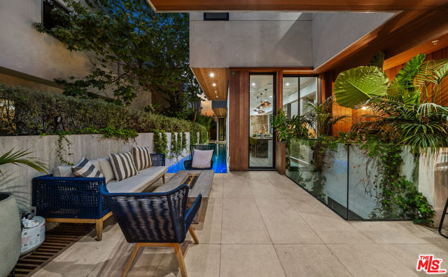 836 California Avenue, Venice CA: https://media.crmls.org/mediaz/9d8cee48-98fc-4f48-b26c-70c2646eadec.jpg