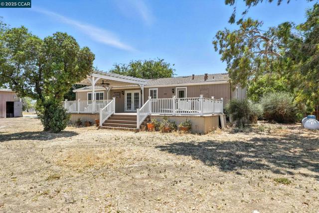 1950 Tule Ln, Knightsen CA: https://media.crmls.org/mediaz/9d8d2b5d-be73-4678-a922-4c1257d67ae5.jpg
