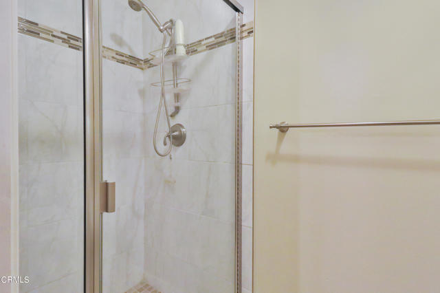 018_Glass-Enclosed Shower