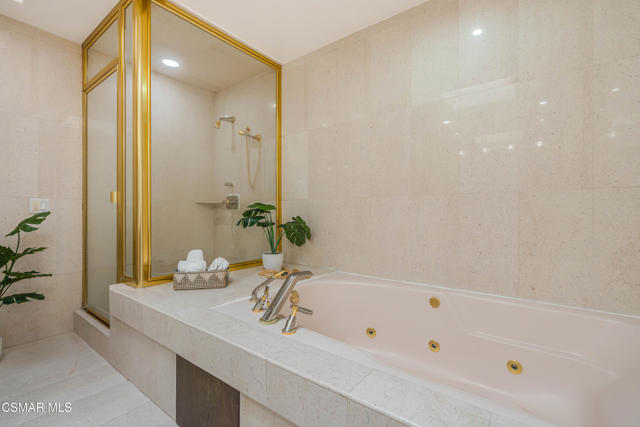 1645 Malcolm Avenue, Los Angeles CA: https://media.crmls.org/mediaz/9d8dbdbc-e4e5-4dbd-add8-7abfb3eac705.jpg