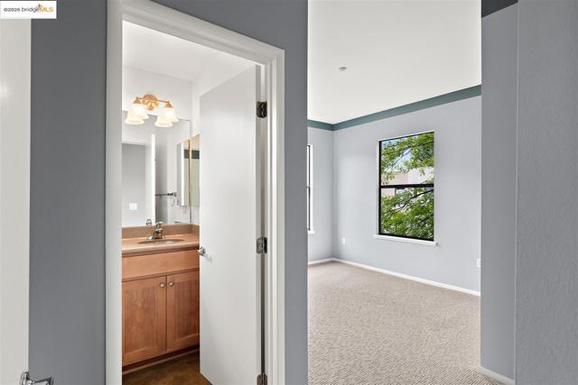121 City Limits Cir, Emeryville CA: https://media.crmls.org/mediaz/9d8e24af-1ed1-477b-b4bd-0b3ffc4fecc6.jpg