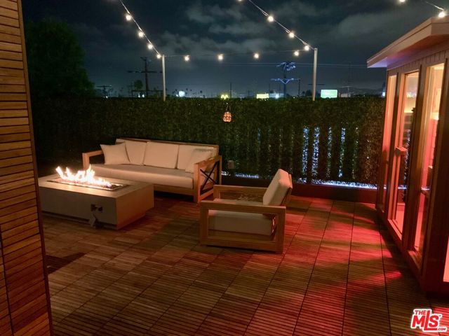 2515 Lincoln Boulevard, Venice CA: https://media.crmls.org/mediaz/9d8ef7c5-08ec-4213-b34d-6d0aceb19dd8.jpg