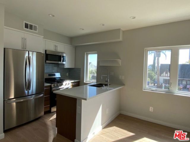 4937 1/2 W 20th Street, Los Angeles CA: https://media.crmls.org/mediaz/9d8f032a-4200-4e69-a02c-886c8aa12947.jpg