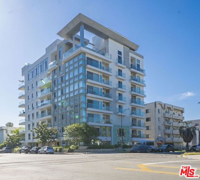 702 S Serrano Avenue, Los Angeles CA: https://media.crmls.org/mediaz/9d8fb8b5-49f2-405b-bd1c-fecbb7287c6d.jpg