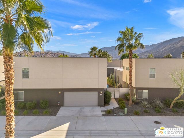 1065 Dane Drive, Palm Springs CA: https://media.crmls.org/mediaz/9d8ff7c0-1cb8-43fb-99ad-2c0163c04137.jpg