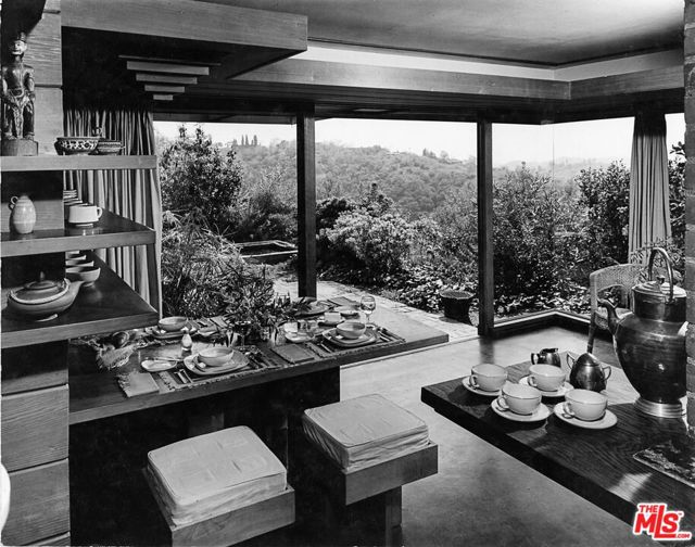 4260 Sea View Lane, Los Angeles CA: https://media.crmls.org/mediaz/9d914620-ab55-4ee6-a311-097d2ef642fa.jpg