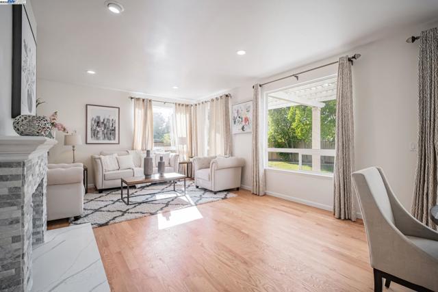 744 Bodega Ct, Fremont CA: https://media.crmls.org/mediaz/9d91f719-bf8e-40ff-8e0a-510a22a456e2.jpg