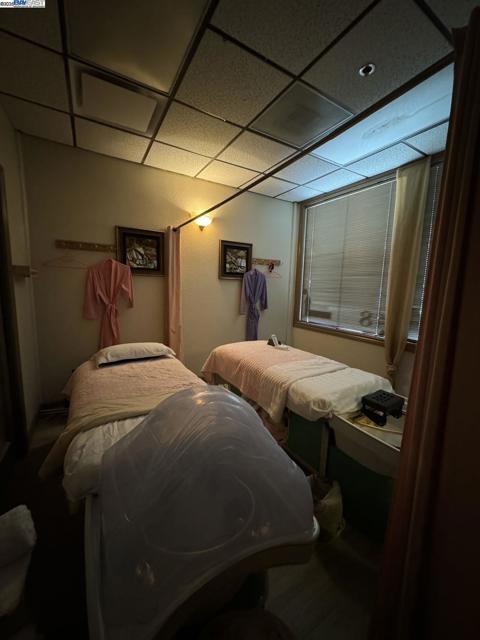 91 Gregory Ln #8, Pleasant Hill CA: https://media.crmls.org/mediaz/9d92b842-87be-4c9c-8cde-b8a553780d10.jpg