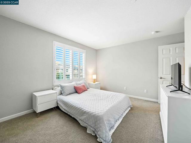 2433 Sanders Ln, Fairfield CA: https://media.crmls.org/mediaz/9d93322a-acc5-4012-a451-322c6f6c0240.jpg