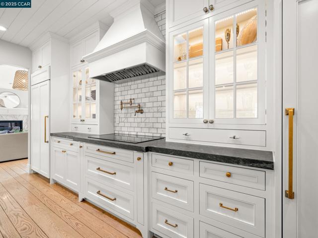 125 Sleepy Hollow Ln, Orinda CA: https://media.crmls.org/mediaz/9d93edfc-d571-4a8e-9402-728169537f90.jpg