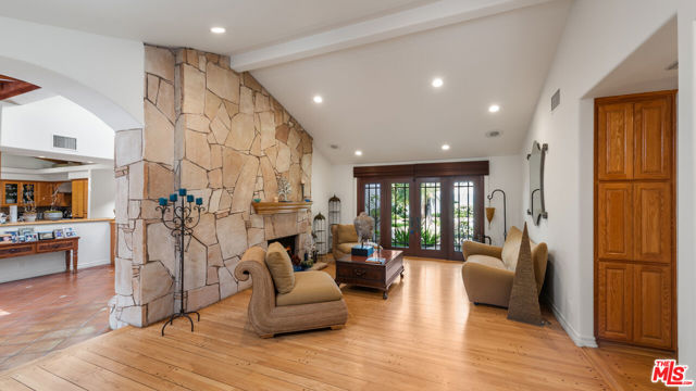 23301 Collins Street photo 8