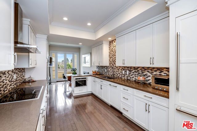 10112 EMPYREAN Way, Los Angeles CA: https://media.crmls.org/mediaz/9d953536-1751-49fa-a643-d8e8d165aa1b.jpg