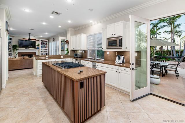 5255 Greenwillow Ln, San Diego CA: https://media.crmls.org/mediaz/9d961bd1-66ab-48e7-861b-397c327cdd1e.jpg