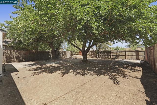 1021 Frienza Avenue, Sacramento CA: https://media.crmls.org/mediaz/9d96be38-1355-45a2-96bb-a5def652fafe.jpg