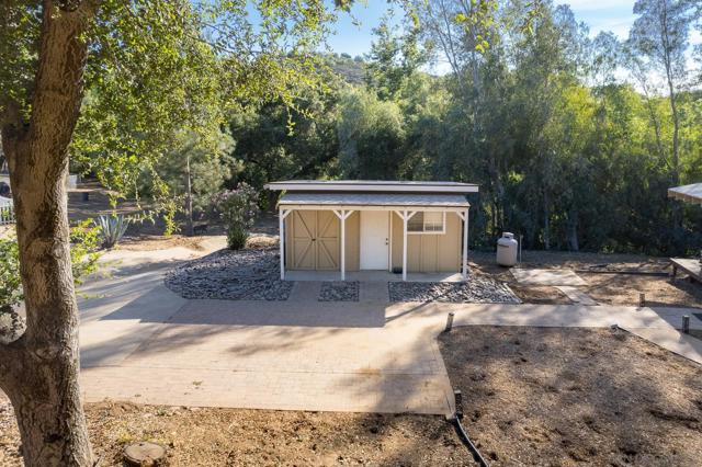 30408 Lennie Dr, Valley Center CA: https://media.crmls.org/mediaz/9d96ce09-6ab2-4825-bd27-c3f466e58cef.jpg