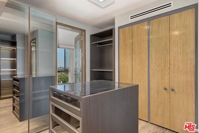 211 S Spalding Drive, Beverly Hills CA: https://media.crmls.org/mediaz/9d974bea-5c2f-4922-be48-bcd5410594c9.jpg