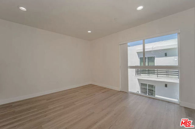 204 E 29th Street, Los Angeles CA: https://media.crmls.org/mediaz/9d978f49-d567-4a8e-9b9d-347d0c53e207.jpg