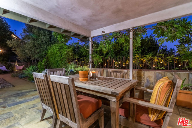 8631 Allenwood Road, Los Angeles CA: https://media.crmls.org/mediaz/9d9795d6-8730-4791-9732-c74dc6807b97.jpg