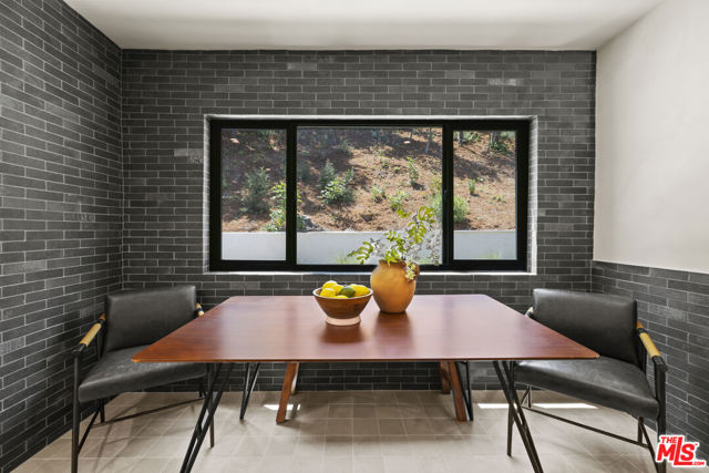 11268 Dona Lola Drive, Studio City CA: https://media.crmls.org/mediaz/9d97fc0e-acf6-43a8-9a5c-718584bf39f9.jpg