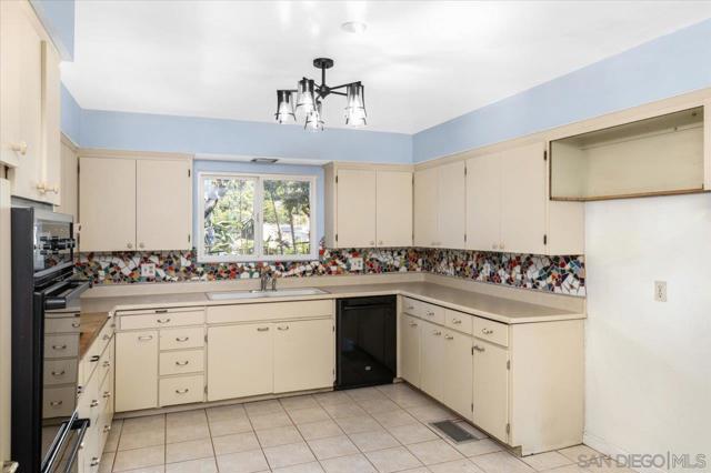 1421 Rincon Rd, Escondido CA: https://media.crmls.org/mediaz/9d985797-859a-417a-ac59-5f121cb215e7.jpg