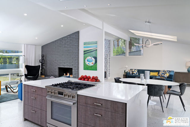 988 E Paseo El Mirador, Palm Springs CA: https://media.crmls.org/mediaz/9d98bfca-7156-4dbc-9a8f-6437250fe41a.jpg