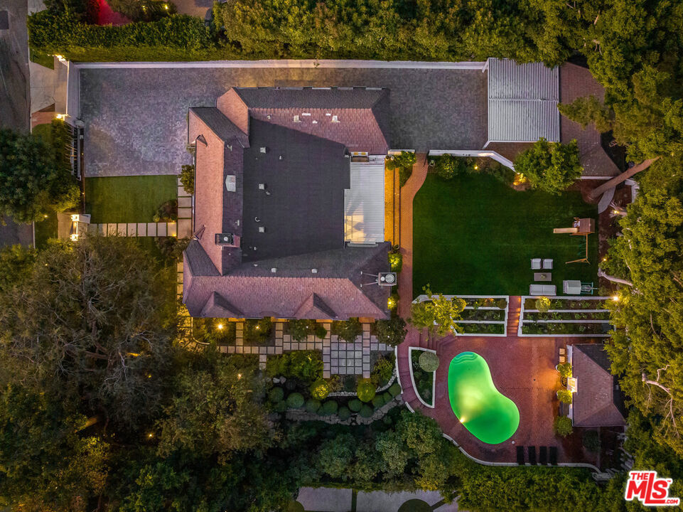 https://media.crmls.org/mediaz/9d98c3a8-60d3-4a42-b698-46df2244c129.jpg?preset=X-Large