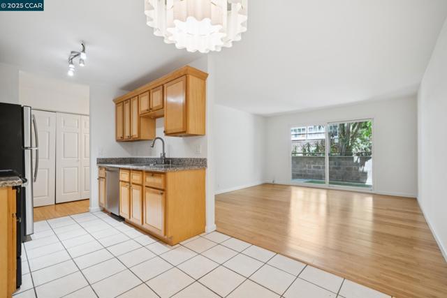 150 Pearl St, Oakland CA: https://media.crmls.org/mediaz/9d9934ed-9339-4bf2-a467-a43cb8bc86ad.jpg