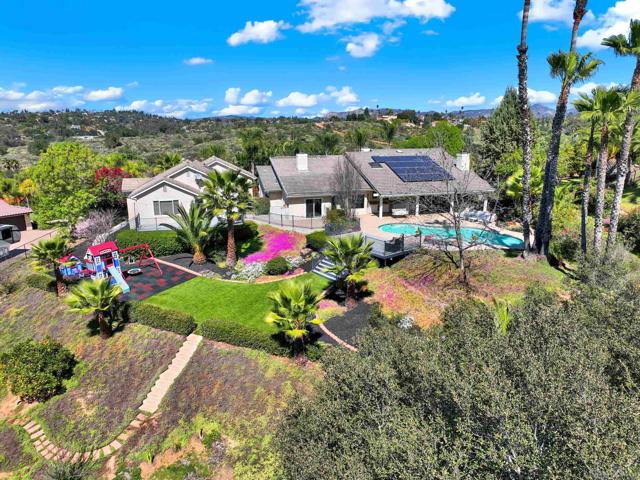 1033 1035 Summit Trl, Escondido CA: https://media.crmls.org/mediaz/9d9a00e9-b595-44ba-aa23-1bf114479419.jpg