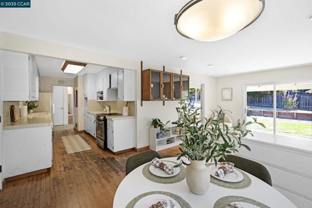 5 Dickenson Dr, Moraga CA: https://media.crmls.org/mediaz/9d9a8c4c-e4a7-463d-931f-571a87ac626d.jpg