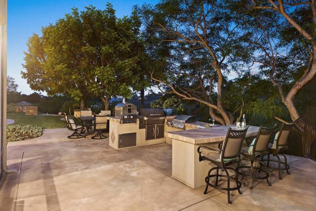 521 Latigo Row, Encinitas CA: https://media.crmls.org/mediaz/9d9b1766-fa76-45a5-99a9-5b10022bf1ea.jpg