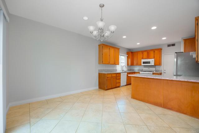 Detail Gallery Image 10 of 31 For 4353 Saddlehorn Way, Oceanside,  CA 92057 - 4 Beds | 2/1 Baths