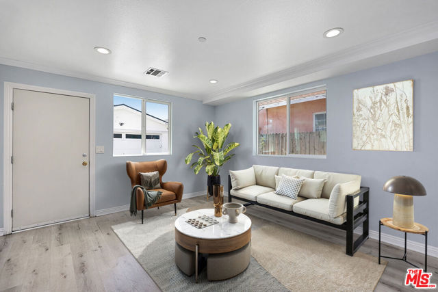 320 E 55th Street, Los Angeles CA: https://media.crmls.org/mediaz/9d9be871-4697-4430-8dab-feebf2290d34.jpg