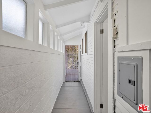 2565 Glen Green Street, Los Angeles CA: https://media.crmls.org/mediaz/9d9c6b04-973c-47a5-b42a-4be8113de6b7.jpg