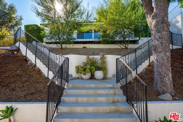 19536 Wells Drive, Tarzana CA: https://media.crmls.org/mediaz/9d9ccd4a-65b1-432d-a63f-5e5f8367e1e6.jpg